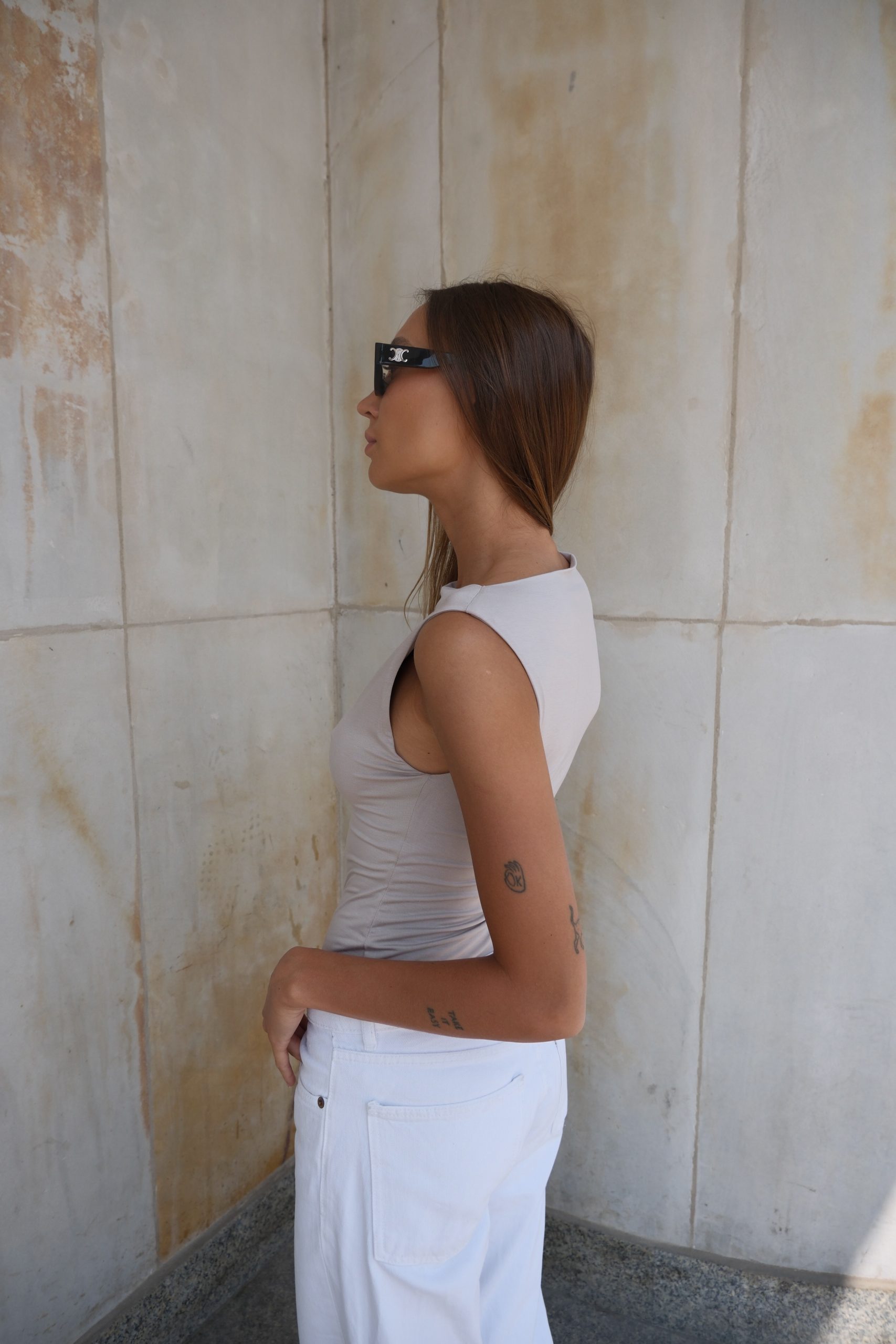Body z rozciętym dekoltem short taupe